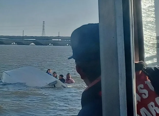 2 children, 2 adults rescued after boat overturns near Galveston